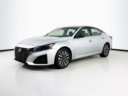 Used 2024 Nissan Altima 2.5 SV image 3