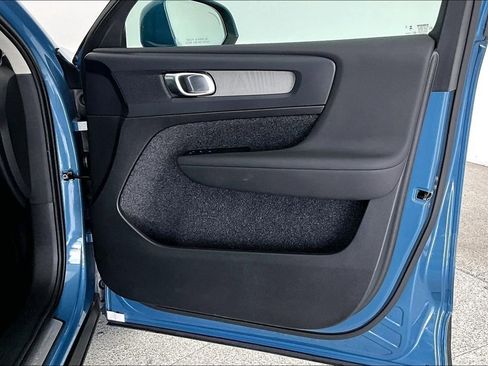 Certified 2025 Volvo XC40 B5 Core image 24