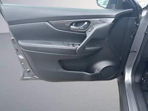 Used 2018 Nissan Rogue SV AWD/4WD image 25