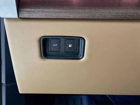 Used 2025 Land Rover Range Rover SE image 11