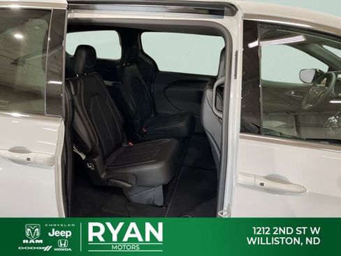 New 2026 Chrysler Pacifica Select AWD/4WD image 50