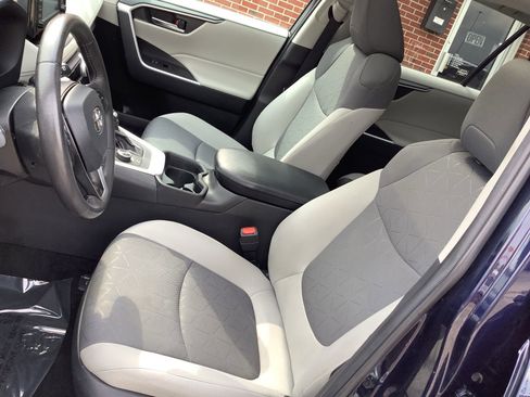 Used 2021 Toyota RAV4 XLE w/ Convenience Package image 12