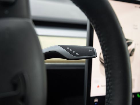 Used 2022 Tesla Model Y Long Range image 17