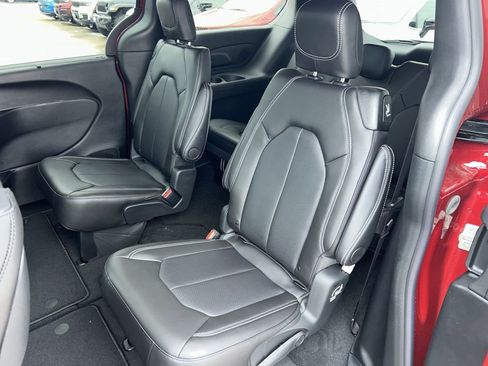 New 2026 Chrysler Pacifica Select image 16