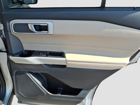 Used 2021 Ford Explorer XLT image 13