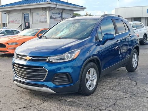 Used 2020 Chevrolet Trax LT w/ LT Convenience Package FWD image 2