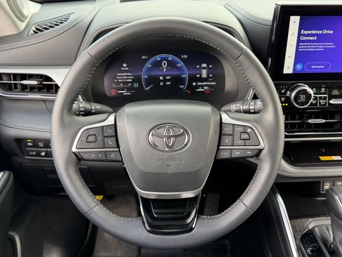 Used 2024 Toyota Highlander Platinum FWD image 16
