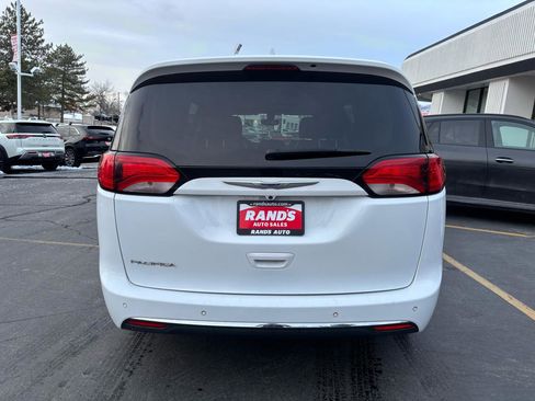 Used 2019 Chrysler Pacifica Touring-L image 6
