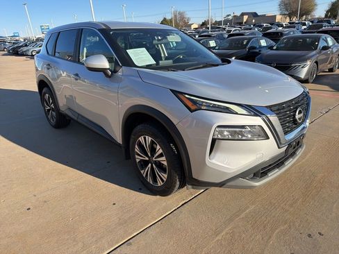 Used 2023 Nissan Rogue SV image 7