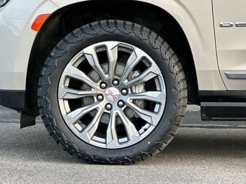 Used 2021 GMC Yukon XL Denali w/ Denali Premium Package AWD/4WD image 30