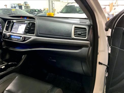 Used 2017 Toyota Highlander Limited AWD/4WD image 19