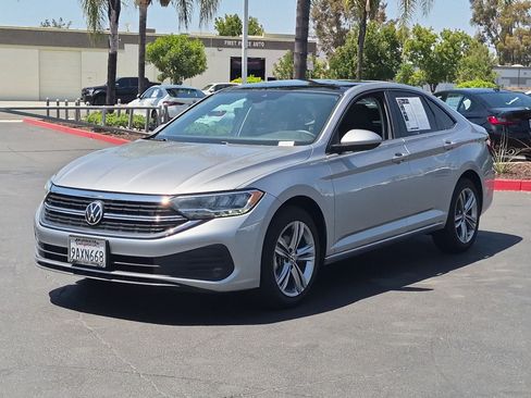 Used 2022 Volkswagen Jetta SE w/ Panoramic Sunroof Package FWD image 5