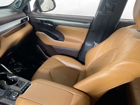 Used 2021 Toyota Highlander Platinum image 24