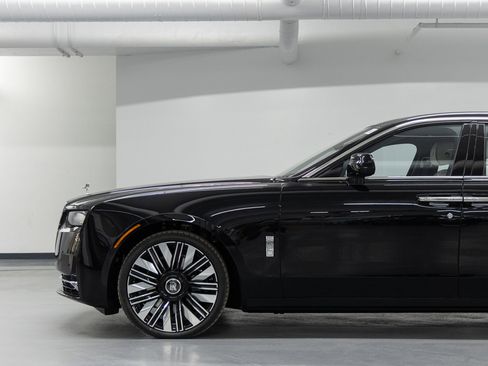 Used 2025 Rolls-Royce Ghost image 4