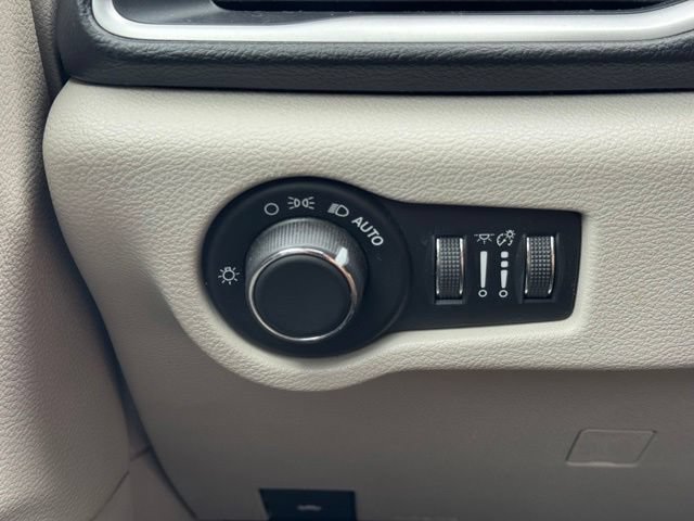 Used 2017 Chrysler Pacifica Touring FWD image 27