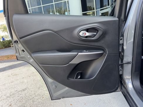 Used 2019 Jeep Cherokee Limited image 21