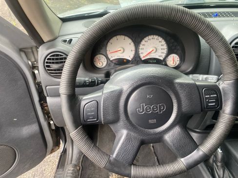Used 2004 Jeep Liberty Renegade AWD/4WD image 10
