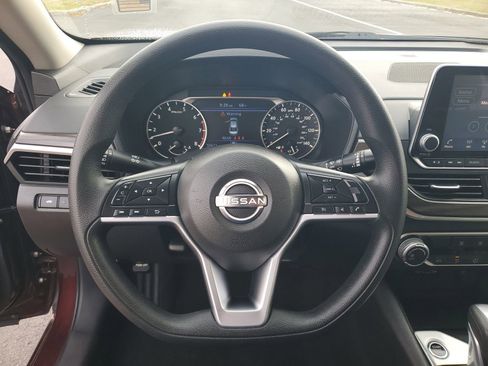 Used 2025 Nissan Altima 2.5 SV image 18