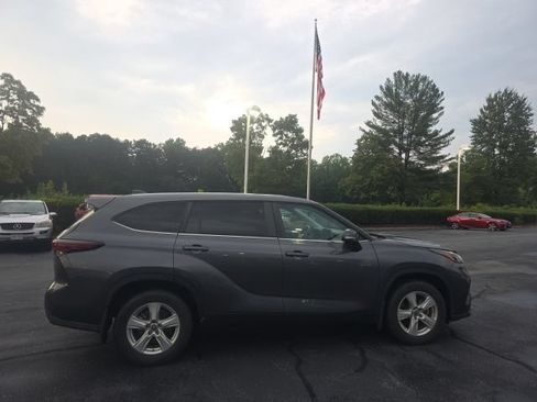 Used 2024 Toyota Highlander LE AWD/4WD image 9