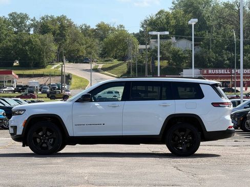 Used 2023 Jeep Grand Cherokee L Laredo AWD/4WD image 5