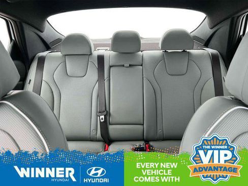 New 2025 Hyundai Elantra Limited image 17