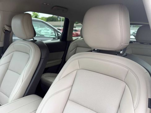 Used 2025 Lincoln Nautilus Premier AWD/4WD image 12