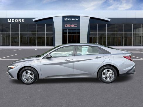 Used 2025 Hyundai Elantra SE w/ Cargo Package FWD image 8