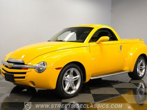 Used 2004 Chevrolet SSR w/ Preferred Equipment Group RWD image 6