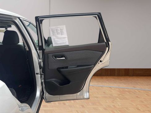Used 2023 Nissan Rogue SV FWD image 13