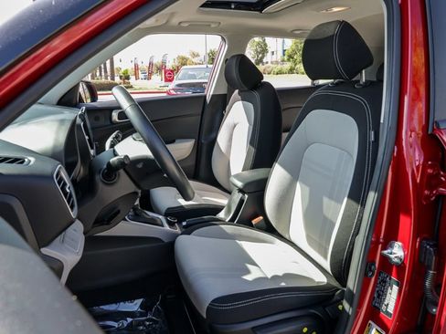 Used 2025 Hyundai Venue SEL FWD image 17