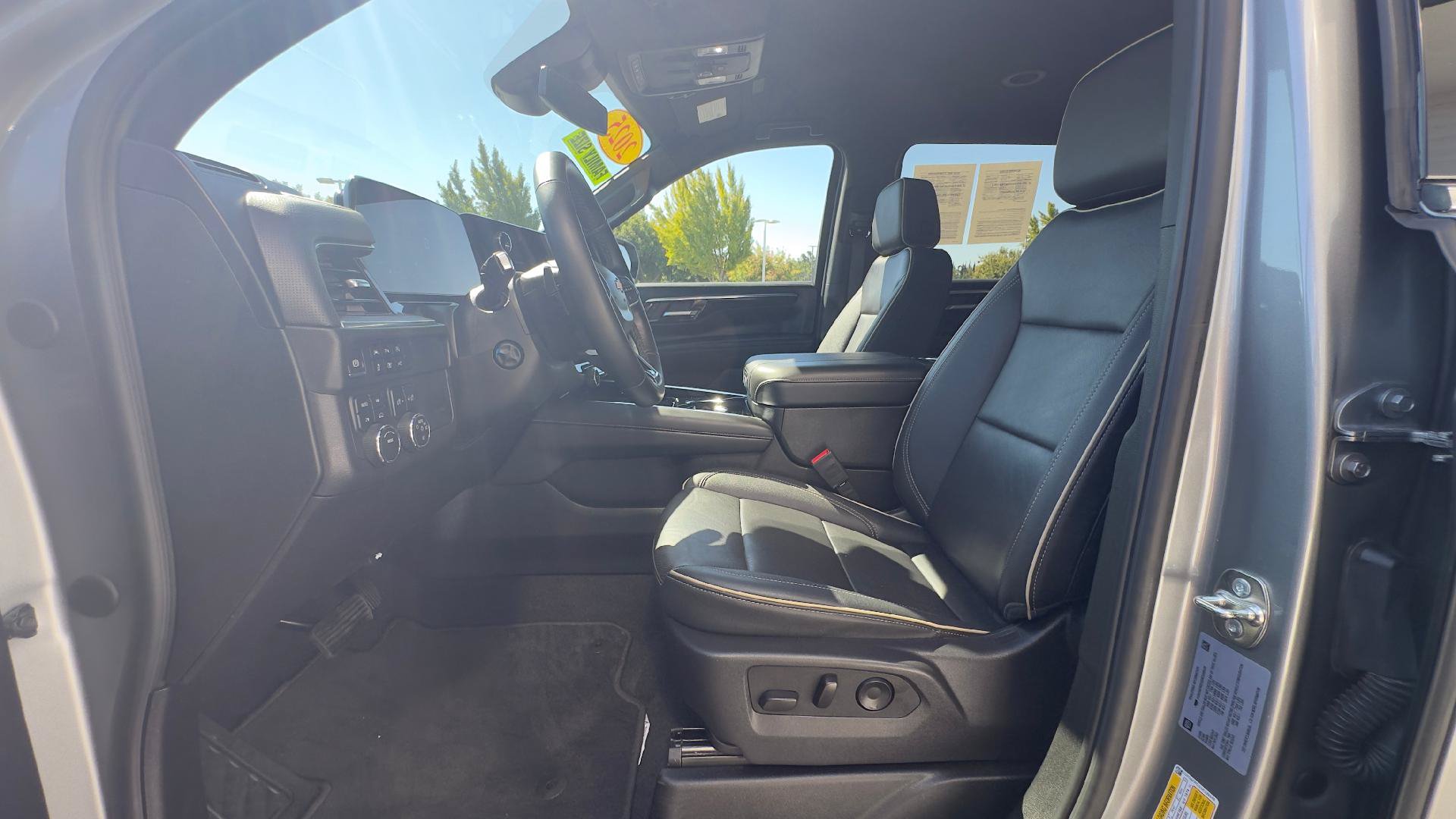 Used 2025 Chevrolet Suburban Premier AWD/4WD image 17