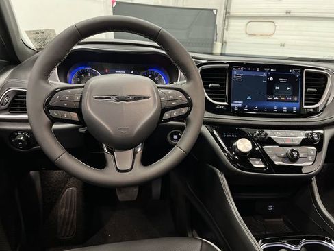 New 2026 Chrysler Pacifica Limited w/ S Appearance Package image 5