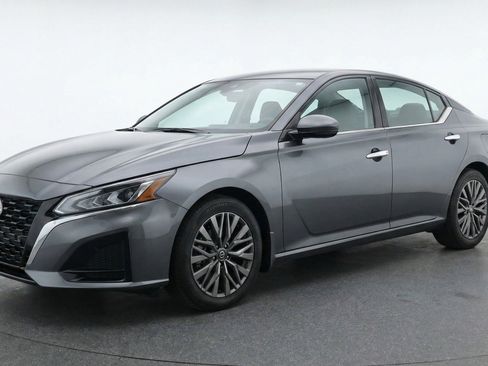 Used 2025 Nissan Altima 2.5 SV image 3