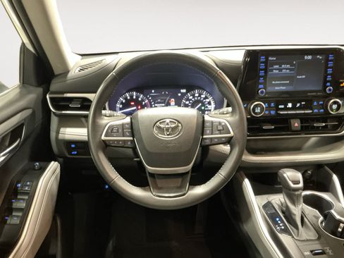 Used 2022 Toyota Highlander XLE AWD/4WD image 12