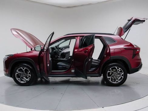 Used 2025 Chevrolet Trax LT FWD image 19