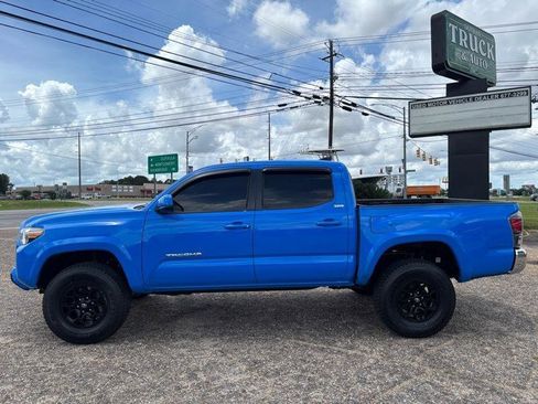 Used 2020 Toyota Tacoma SR5 RWD image 2