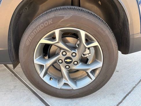 Used 2024 Chevrolet Trax LT w/ Driver Confidence Package FWD image 8