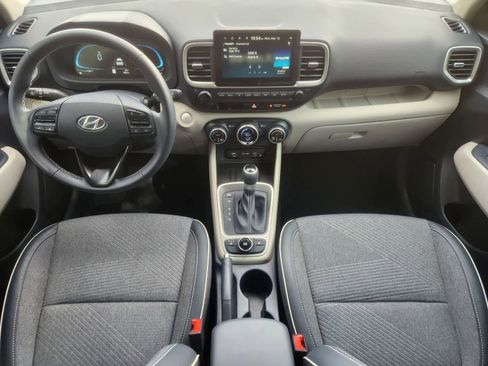 Used 2025 Hyundai Venue Limited image 23