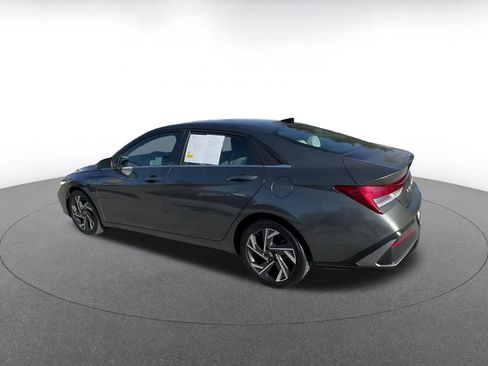 Used 2025 Hyundai Elantra Limited image 9