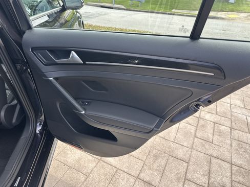 Used 2018 Volkswagen Golf R 4-Door AWD/4WD image 17