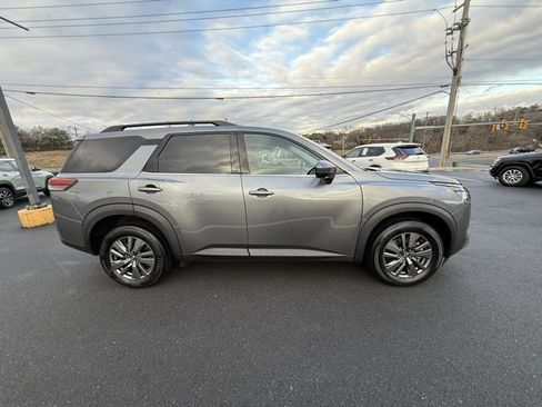 Certified 2024 Nissan Pathfinder SV image 4