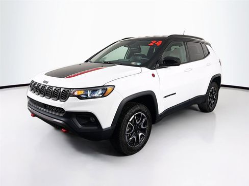 Used 2024 Jeep Compass Trailhawk w/ Trailhawk Convenience Group AWD/4WD image 3