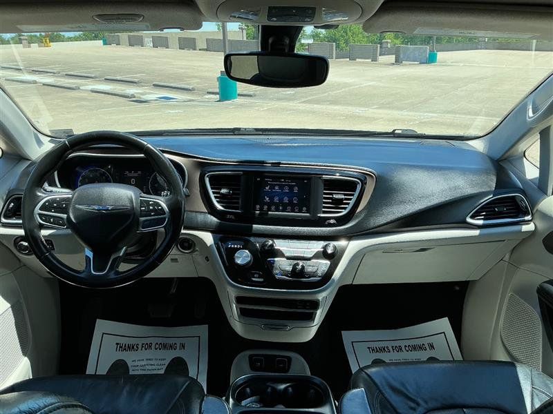 Used 2018 Chrysler Pacifica Touring-L FWD image 42
