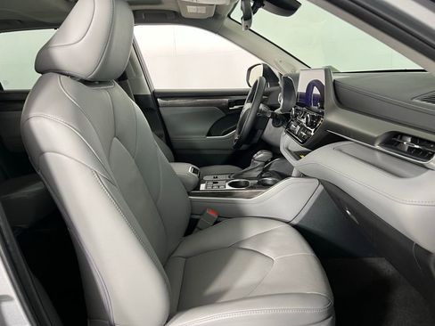 Used 2023 Toyota Highlander Limited image 35