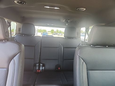 Certified 2022 Chevrolet Suburban Z71 w/ Luxury Package AWD/4WD image 18