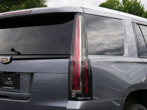 Used 2020 Cadillac Escalade Premium Luxury w/ Escalade Sport Edition AWD/4WD image 18