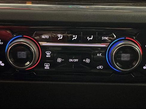 Used 2022 Chevrolet Silverado 1500 LT AWD/4WD image 17