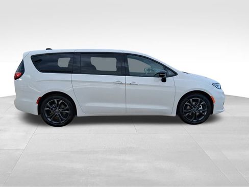 New 2026 Chrysler Pacifica Select image 13