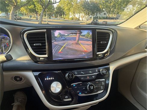 Used 2022 Chrysler Pacifica Touring-L FWD image 13