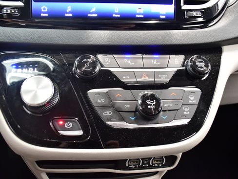 Used 2023 Chrysler Pacifica Touring-L FWD image 29